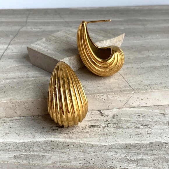 NEW ~ Anthropologie Amber Sceats Ribbed Hoop Gold Earrings - Picture 9 of 13